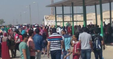 بالصور.. طلاب جامعة سوهاج فرع الكوامل يشكون من عدم توافر وسائل مواصلات
