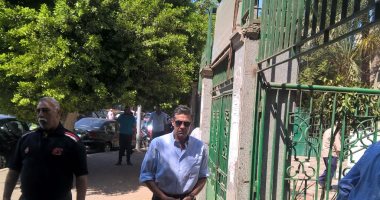 وصول أسامة عرابى وضياء السيد وزكريا ناصف جنازة لاعب الأهلى السابق أحمد ماهر