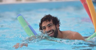 محمد صلاح ينشر صورة له فى حمام السباحة 