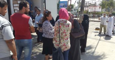 بالصور.. "تموين دمياط" يوزع 2 طن أوراك دجاج بسعر 9.5 جنيه للكيلو
