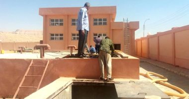 سكرتير محافظة سوهاج يتابع أعمال تشغيل خط المياه الرئيسى بحى الكوثر