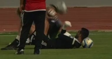 بالفيديو.. أحمد الشناوى يمازح زملاءه فى المنتخب بإشارات بذيئة