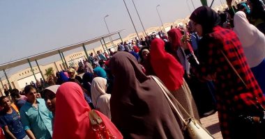 بالصور.. أولياء أمور جامعة سوهاج يواصلون شكاواهم من عدم توافر الخدمات