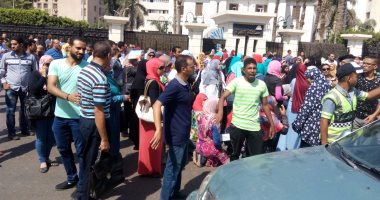 أولياء أمور التجريبيات يفتحون شارع الهرم.. وعدد منهم يلتقى محافظ الجيزة