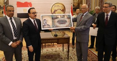 على عبدالعال يصف طابع بريد مرور 150 عاما على نشأه البرلمان بـ"التاريخى"