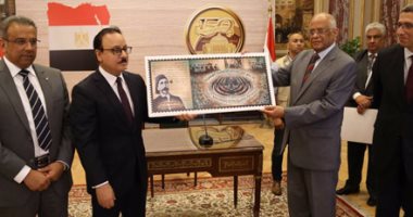 بالصور.. إصدار طابع بريد بمناسبة مرور 150 عامًا على بدء الحياة البرلمانية