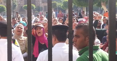 تجمع أولياء أمور مدرسة الوسام بالجيزة أمام "التعليم" 