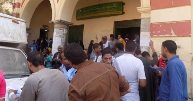 تزاحم المواطنين ببريد أسيوط فى اليوم الأول للتقدم لوظائف شركة المياه