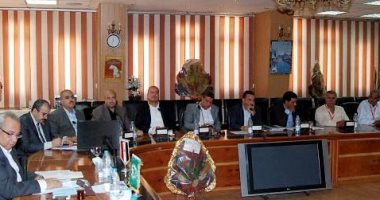 محافظ الشرقية يناقش مشروعات الصرف الصحى المتعثرة بفاقوس