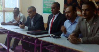 بالصور.. رئيس مدينة قفط بقنا يلتقى أولياء الأمور المحتجين بسبب حوادث الطرق