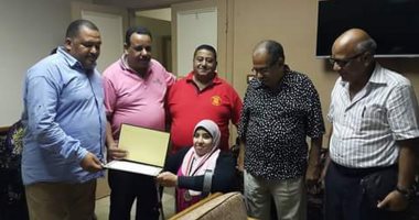 "لجنة المعلمين بالخليفة" تكرم بطلة الجمهورية لذوى الاحتياجات الخاصة
