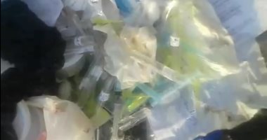 بالفيديو.. مستشفى فى بلبيس تتخلص من النفايات الطبية بجوار سور مدرسة ابتدائية