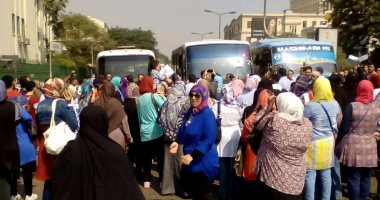 بالصور.. أولياء أمور طلاب المدارس التجريبية يقطعون شارع مراد بالجيزة