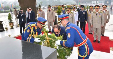 بالفيديو..السيسي يضع أكاليل الزهور على قبر الجندى المجهول وناصر والسادات
