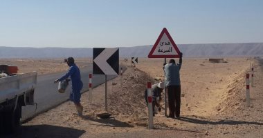 بالصور.. مدير مرور الأقصر يعلن تركيب 100 علامة إرشادية بالطريق الصحراوى