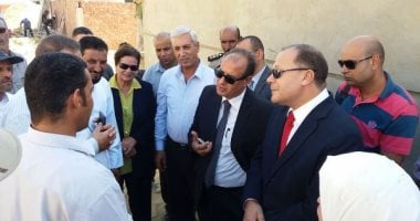 بالفيديو والصور ..محافظ البحيرة يتفقد اعمال اعادة اعمار قرية عفونة بوادى النطرون