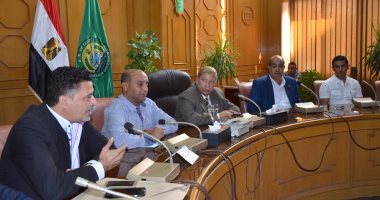 بالصور.. محافظ الإسماعيلية يكرّم فتيات كرة القدم النسائية