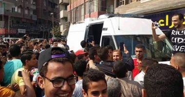 عدد من شباب الشرقية يلتقطون "سيلفى" لحظة فحص جسم غريب أمام محطة الزقازيق
