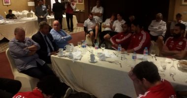 بالصور .. الوزير يجتمع بلاعبى المنتخب بعد تناول العشاء