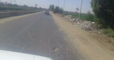 بالفيديو والصور.. أهالى بأسوان يشكون كثرة الحوادث بطريق العباسية كوم أمبو