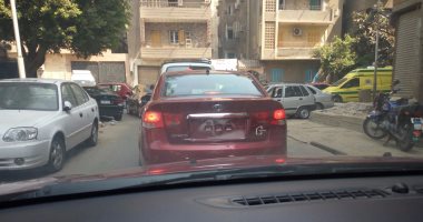 بالصور.. تجول سيارة بدون لوحات معدنية فى شوارع الدقى