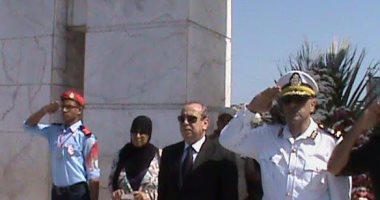 محافظ دمياط ومدير الأمن يضعان أكاليل الزهور على النصب التذكارى للجندى المجهول