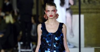 11 تصميما من "Kenzo" أذهلوا النساء بعد عرضها بأسبوع الموضة فى باريس