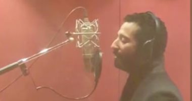 بالفيديو.. شاهد عمرو سعد يتلو القرآن أثناء تحضيراته لفيلم "مولانا"