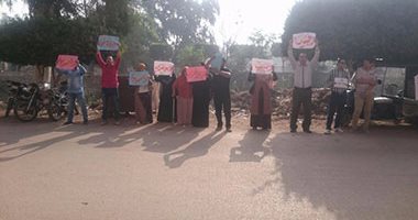 بالفيديو والصور..إضراب عدد من المعلمين أمام إدارة أولاد صقر التعليمية لنقلهم تعسفيا