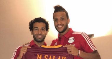 محمد صلاح يهدى مدافع الزمالك قميص روما