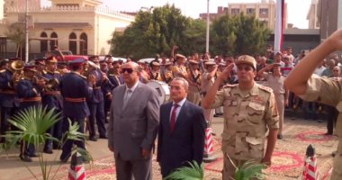 محافظ القليوبية ومدير الأمن يضعون أكاليل الزهور على قبر الجندى المجهول ببنها