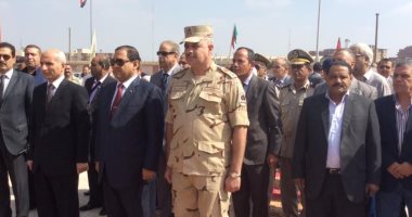 بالصور.. محافظ الغربية يضع إكليلاً من الزهور على النصب التذكارى للشهداء