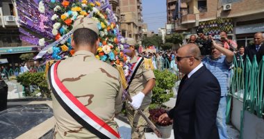 بالصور.. محافظ المنوفية يضع إكليل من الزهور على النصب التذكارى احتفالا بذكرى اكتوبر