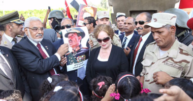 السيدة جيهان السادات وسط جموع الشعب والجنود أمام نصب الجندى المجهول