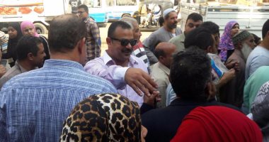 نائبا دار السلام يوزعان منتجات بأسعار مناسبة على الأهالى