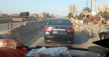 سيارة بدون لوحات تمر أمام "كمين" فى طريق "بنها - الزقازيق" بالقليوبية
