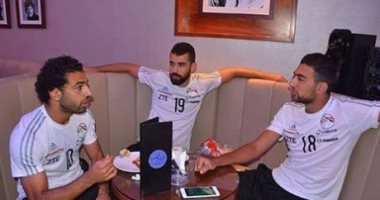 كوكا ينشر صورة بصحبة صلاح والسعيد فى معسكر المنتخب