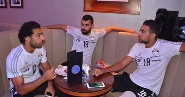 كوكا ينشر صورة برفقة محمد صلاح وعبد الله السعيد من معسكر المنتخب
