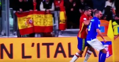 بالفيديو.. كوستا يواصل تهوره ويعتدى على بونوتشى فى لقاء إسبانيا وإيطاليا