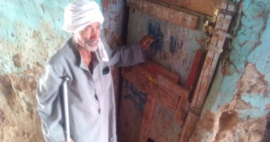 بالصور.. مسن يقضى 20 عاما فى غرفة آيلة للسقوط بالوادى الجديد