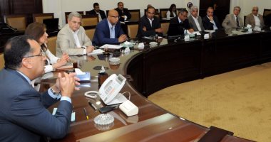 وزير الإسكان: الحكومة تولى أهمية كبرى للصرف الصحى بالقرى 