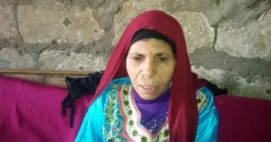 بالفيديو والصور.. مأساة سيدة أصيبت بضمور فى ساقيها وأصبحت طريحة الفراش