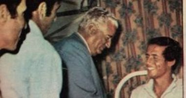 صور نادرة.. نجوم الكرة يزورون مصابى حرب أكتوبر