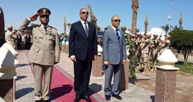 محافظ البحر الأحمر يضع إكليلا من الزهور على النصب التذكارى فى ذكرى أكتوبر