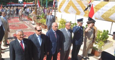 محافظ المنيا يضع إكليلا من الزهور على النصب التذكارى للجندى المجهول