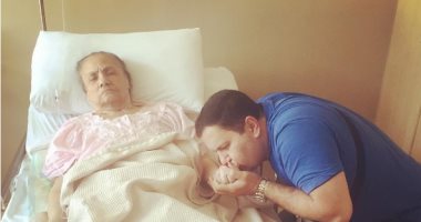 إدوارد ينشر صورة والدته فى المستشفى معلقا: "احنا عايشين بحسك فى الدنيا"