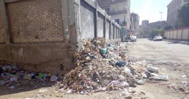 بالصور .. القمامة تحاصر مجمع المدارس فى حى الأربعين بالسويس