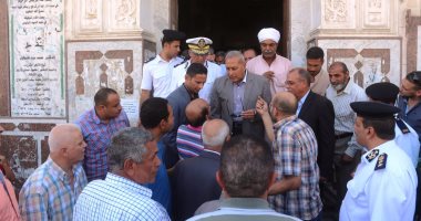 محافظ السويس يطالب الأهالى بالإخلاص فى العمل