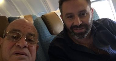 كرم كردى يلتقط "سيلفى" مع حازم إمام داخل طائرة المنتخب