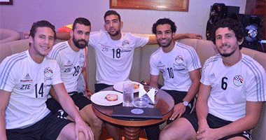 محمد صلاح ينشر صورته مع نجوم المنتخب قبل التوجه إلى الكونغو